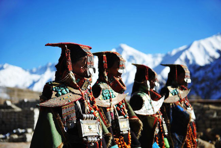 Phụ nữ Tây Tạng giới thiệu trang phục cổ Burang tại làng Kegya ngày 23/10.